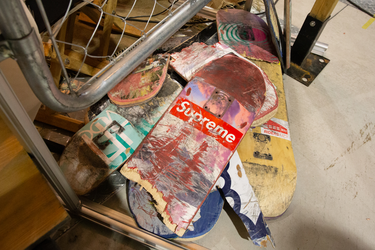 廃棄されたスケートボードのデッキ
