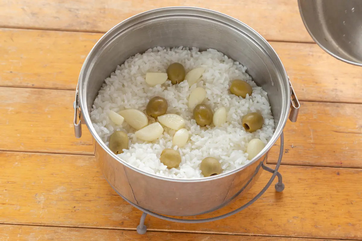 夏のキャンプのパワーフード 新にんにくとグリーンオリーブのごはん 料理 レシピ Be Pal キャンプ アウトドア 自然派生活の情報源ビーパル