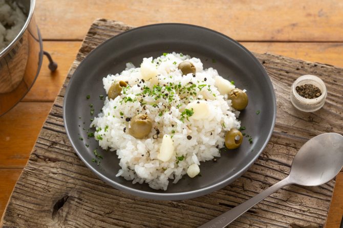 夏のキャンプのパワーフード！『新にんにくとグリーンオリーブのごはん』