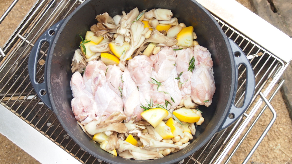 鶏手羽肉をダッチオーブンに並べる