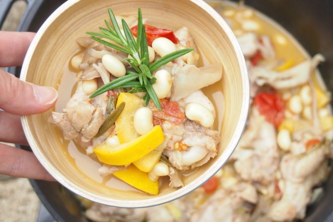 白ワイン煮込みを器に盛る