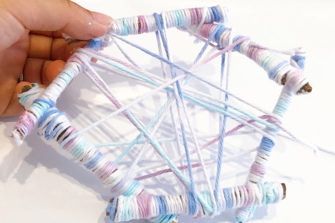 糸を巻きつけて、真ん中に網を作る。