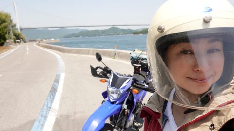 素朴な島にかかる巨大橋と青い海を満喫！125ccのオートバイで「しまなみ海道」を走ってみた