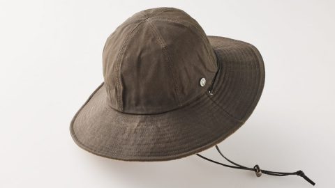 広いツバとワックス加工。このハットで強烈な日差しとゲリラ豪雨に備えよう