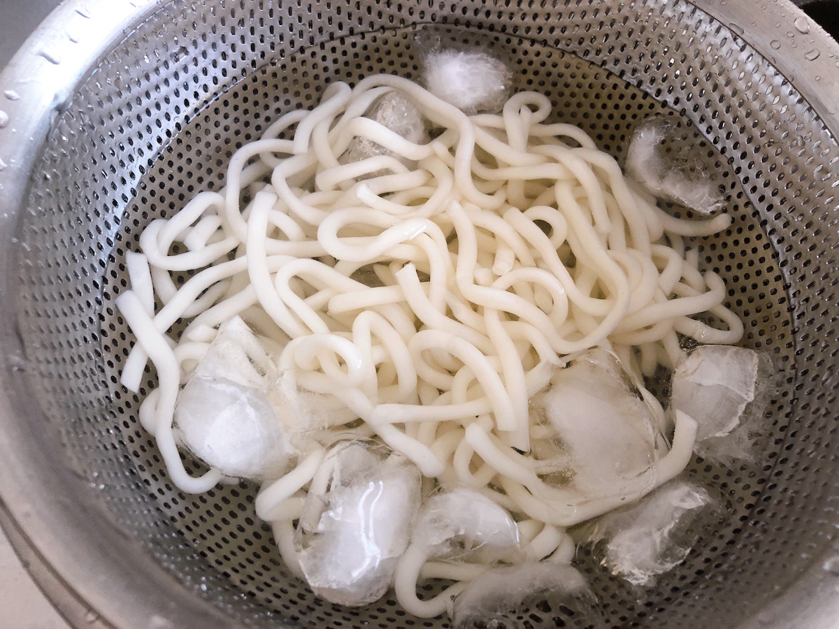 氷水の中に入れた流水麺うどん。