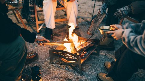 便利な焚き火台と24金メッキのシェラカップも！クールなギアは「TOKYO CRAFTS」で見つかる