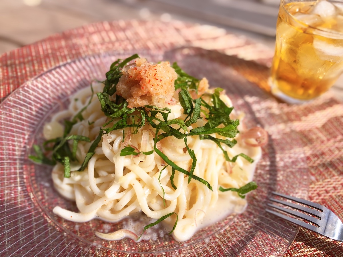 お皿に盛った冷たい明太子うどん。