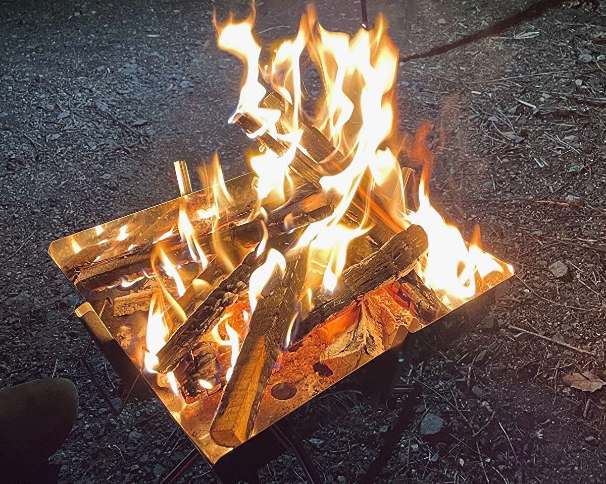 ファイアグリルで焚き火をしている写真