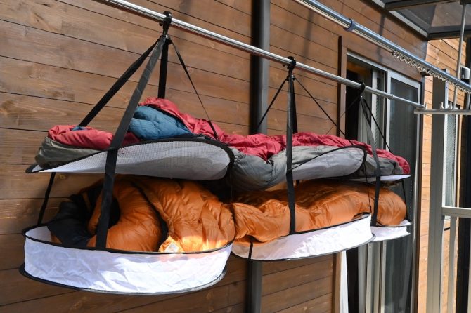 狭いベランダの救世主！100円均一アイテムを活用して、省スペースで寝袋2枚を平干ししちゃおう！
