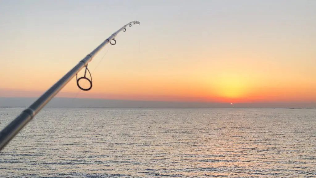 夕日をバックに釣り