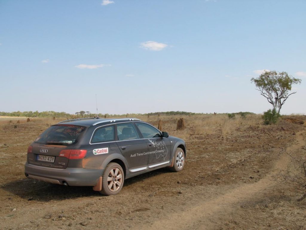 アウディ・オールロードクワトロで豪州縦断、蟻塚の恐怖