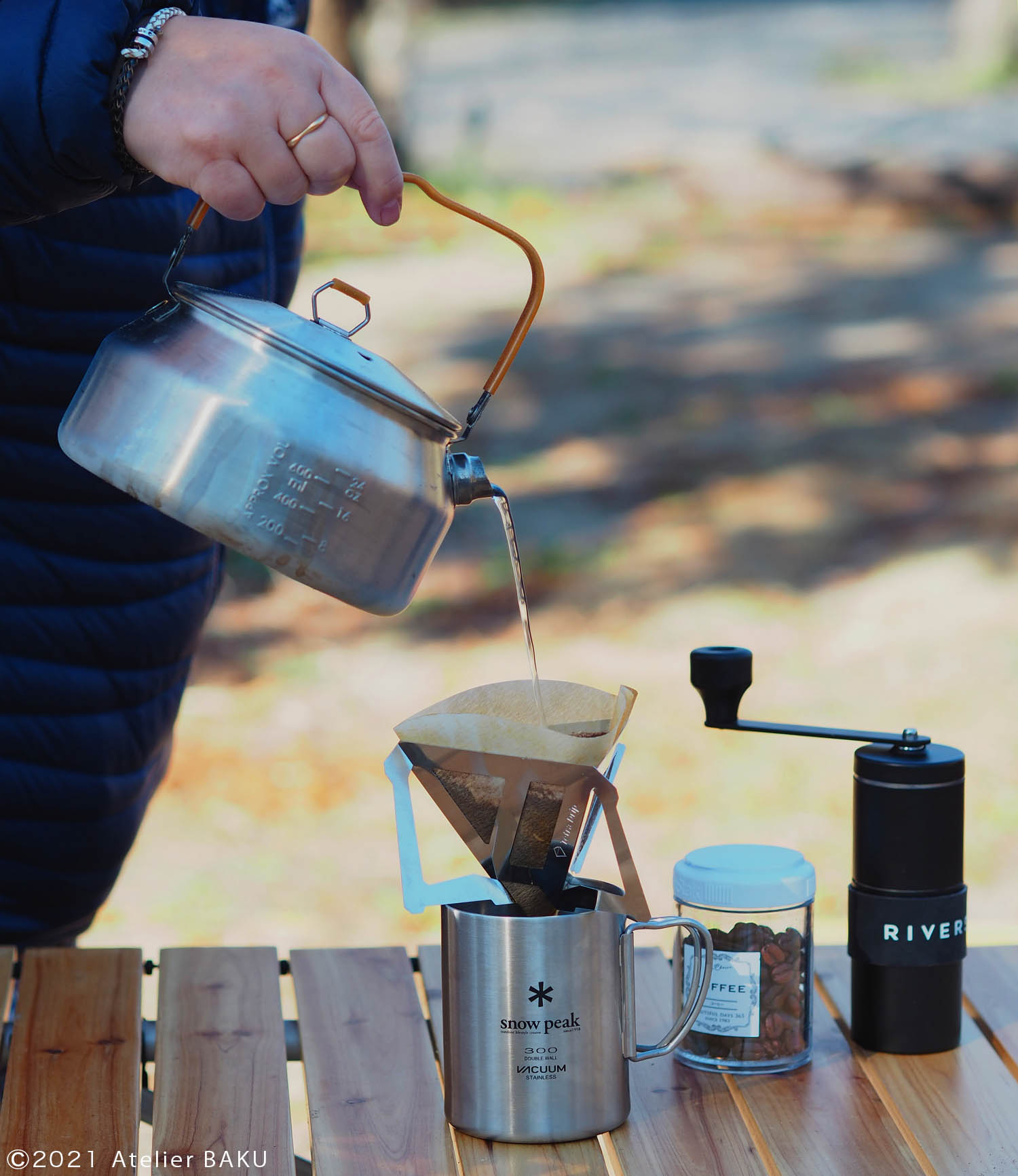 ケトルでコーヒーを淹れる