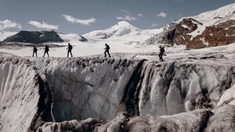 スイスの絶景山岳観光地「サースフェー」で氷河トレーニング！壮大なクレバス帯の中を歩く