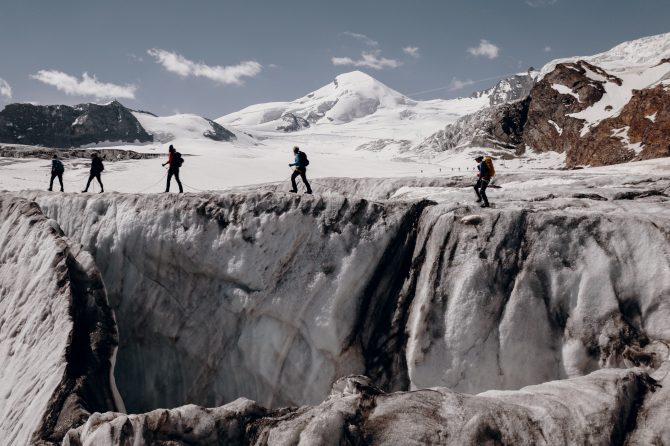 壮大な氷河の中を歩く様子