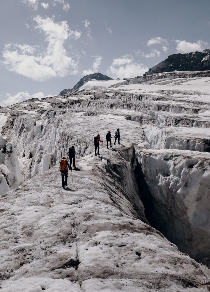 壮大な氷河の中を歩く女性メンバーたち