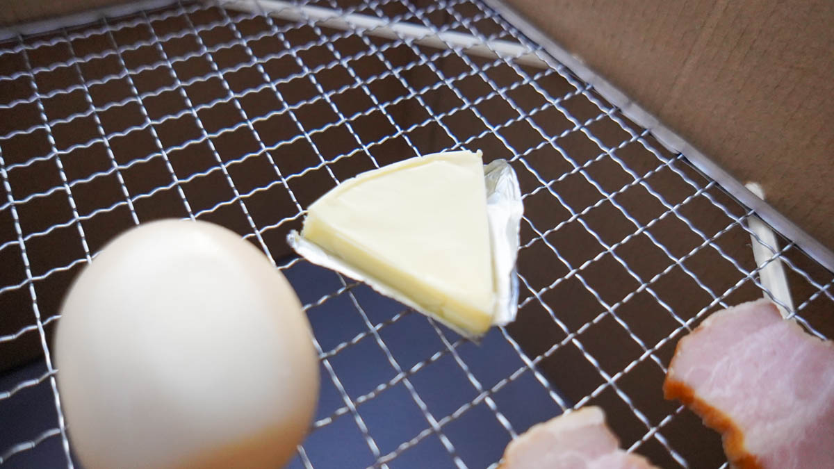 チーズはアルミにのせて燻製する。