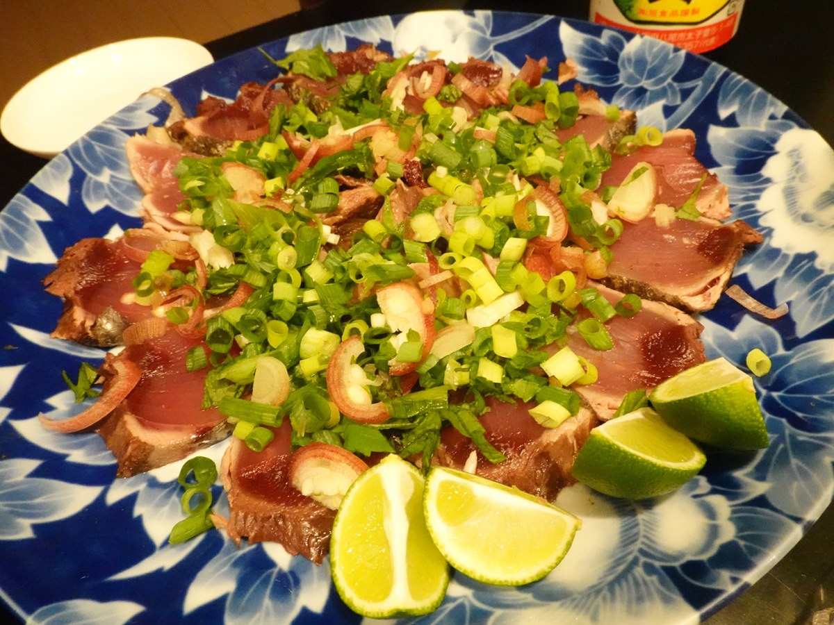 勝浦の名物カツオで作った「カツオの香味野菜まみれサラダ」