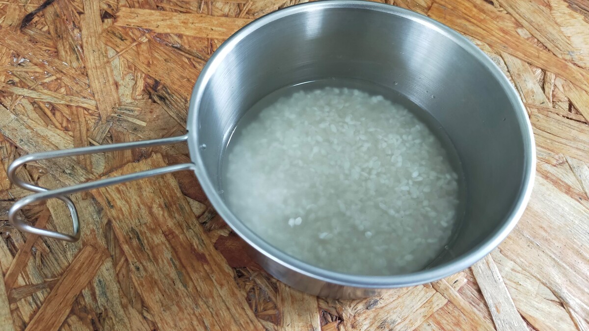 シェラカップの中にお米と水が入っている。