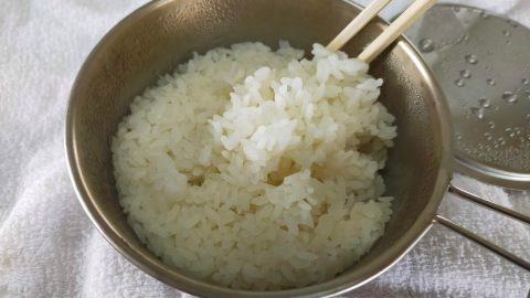シェラカップで炊飯ができる！100円ショップのシェラカップ蓋を使った炊飯方法とコツ