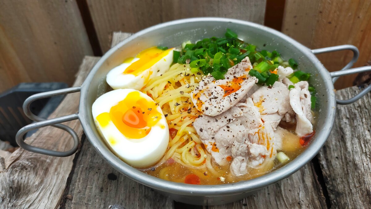 器に冷やしラーメンが盛り付けられている。