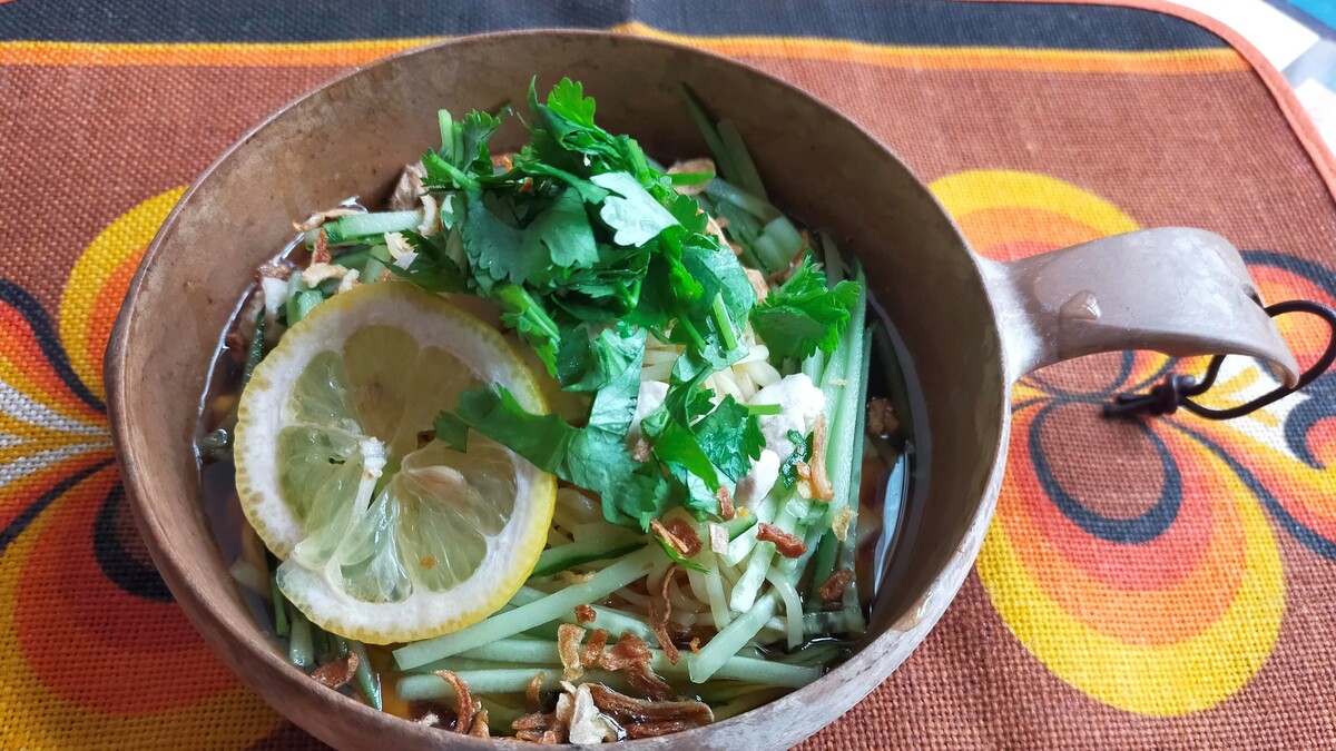 器に盛られた冷やしラーメンが机の上に乗っている。