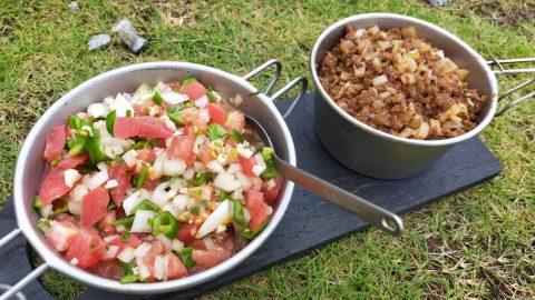 夏のキャンプ飯に最適！肉にも魚にも合う「サルサ・メヒカーナ」とタコミートの作りかた