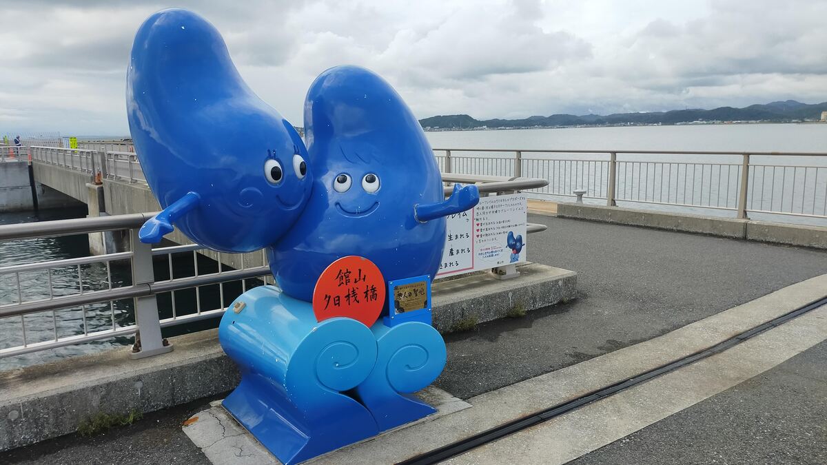 青い海ほたるのオブジェが桟橋の上にある。