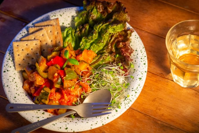 ラタトゥイユを皿に盛り付けた様子