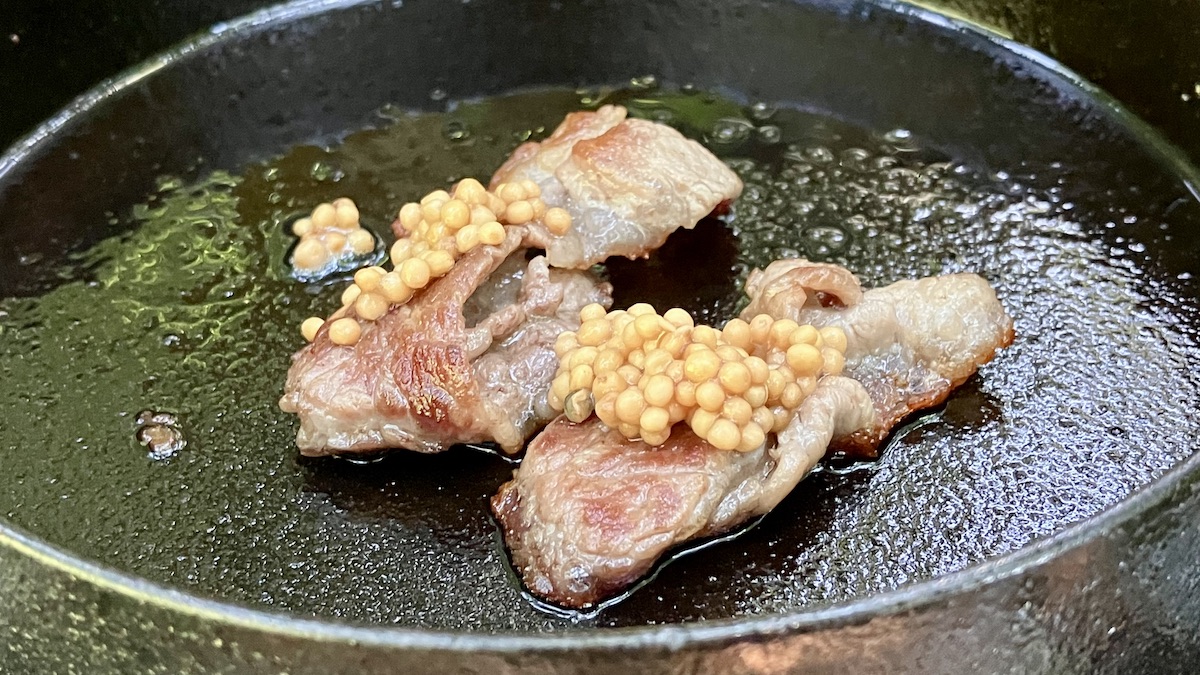 「TUBU Mustard」を焼肉の上に乗せている