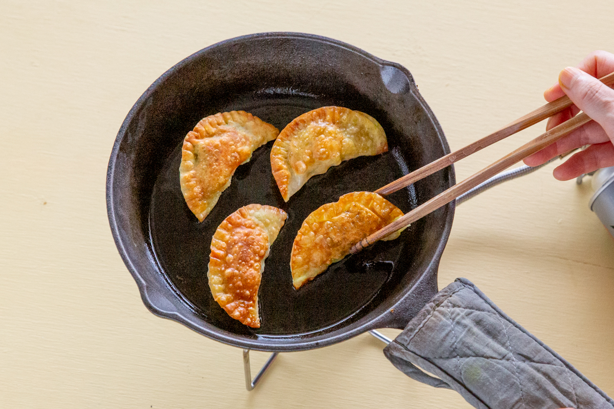 少量の油で揚げ焼きにしている様子