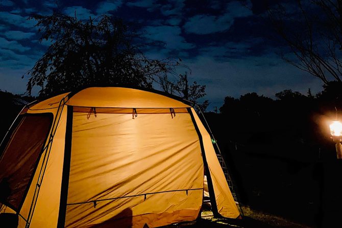 夜のキャンプの様子です。