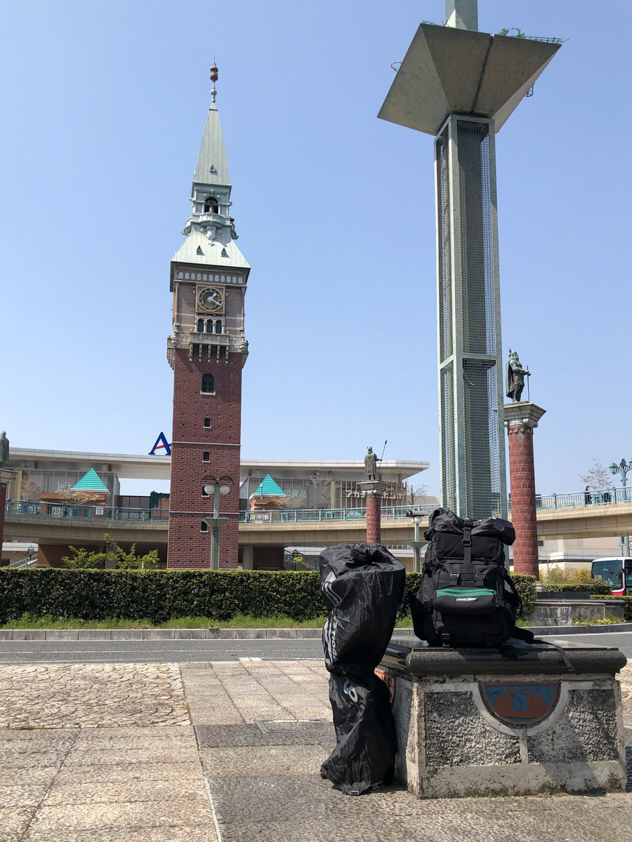 折りたたんだフォールディングバイクを持って倉敷駅前へ