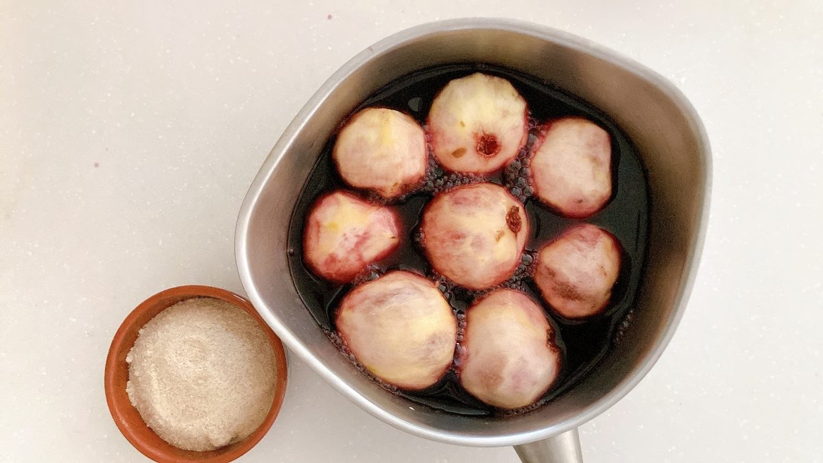 鍋にいちじくとワインと砂糖を入れる