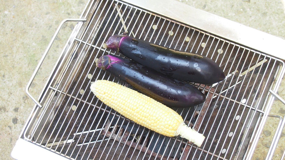 ナスとトウモロコシを炭焼きにする