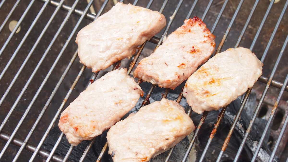 炭焼きにした豚肉