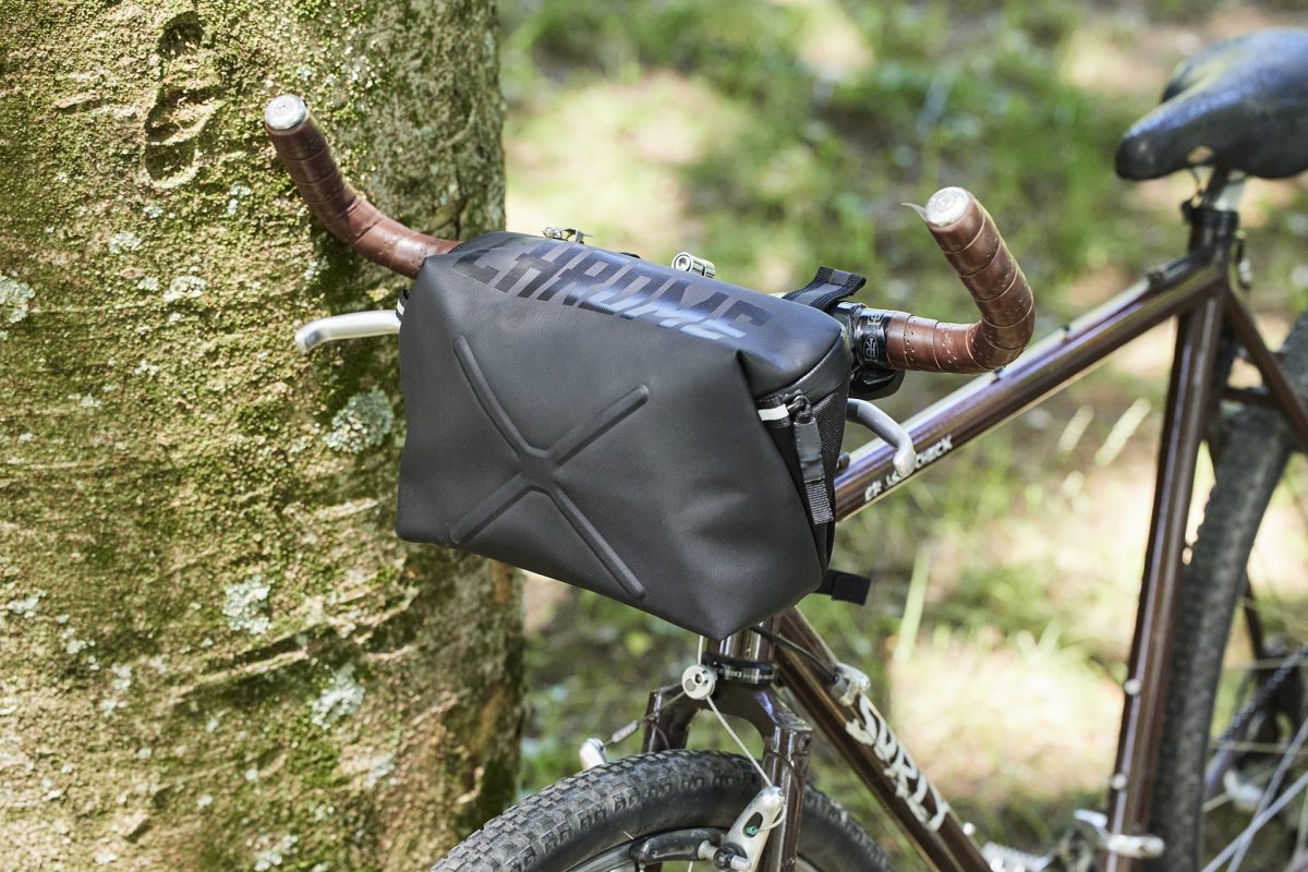 自転車のハンドルバーにバッグを装着。