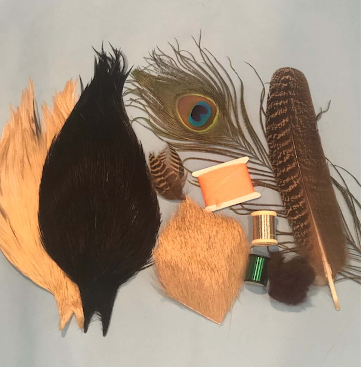 各種鳥の羽根（ハックル）、獣毛（シカなど）、化学繊維、タイイングスレッド、ワイヤーなど材料一式。