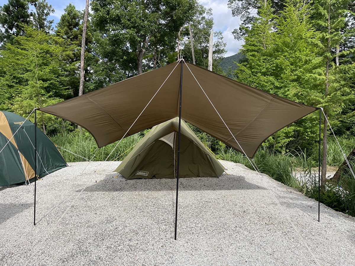 小川張りのタープとテント。正面からの画像