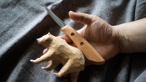 ソロキャンプの新たな楽しみに！老舗刃物メーカーが手掛ける木彫り自作キット