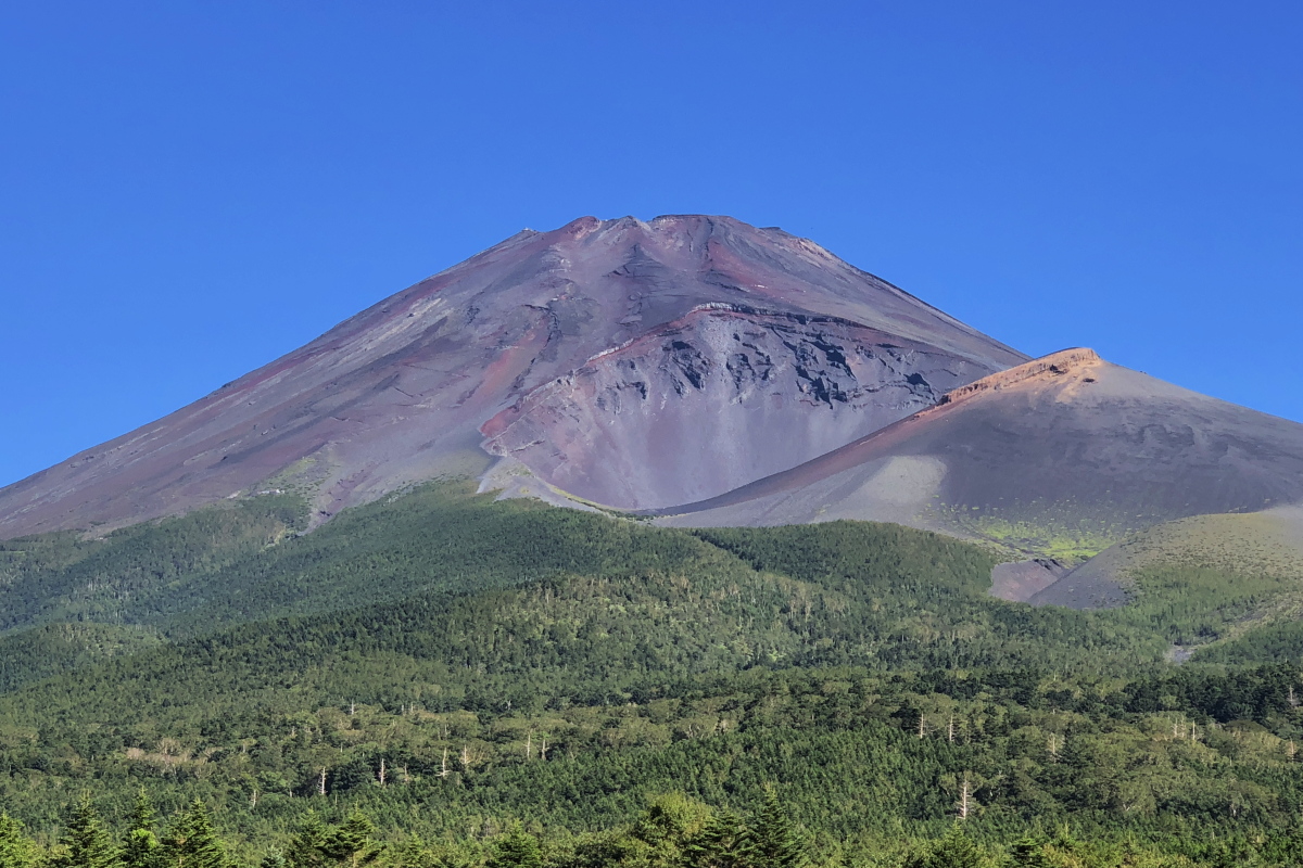 富士宮の山麓から見た富士山。宝永山。水ヶ塚。