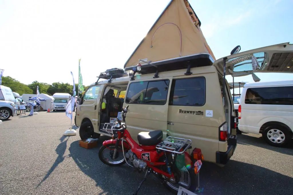 ルーフテント付きの車