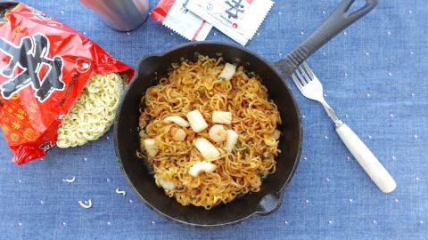 辛ラーメンの焼きそば？新感覚キャンプ飯「海鮮辛焼きそば」のレシピ