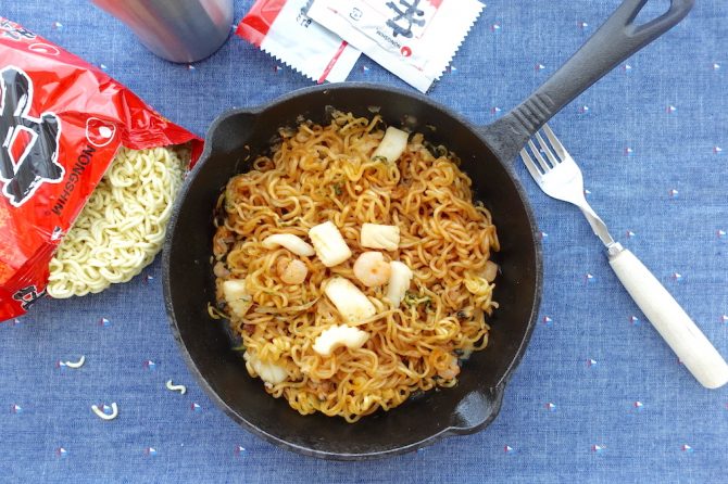 辛ラーメンの焼きそば？新感覚キャンプ飯「海鮮辛焼きそば」のレシピ