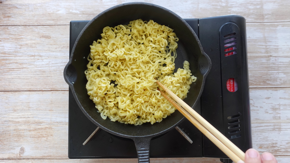 麺をほぐす。