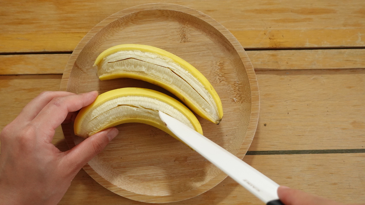 工程2。バナナに切り込みを入れる。