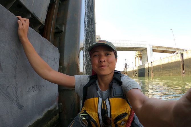 カヤックの上にいる筆者