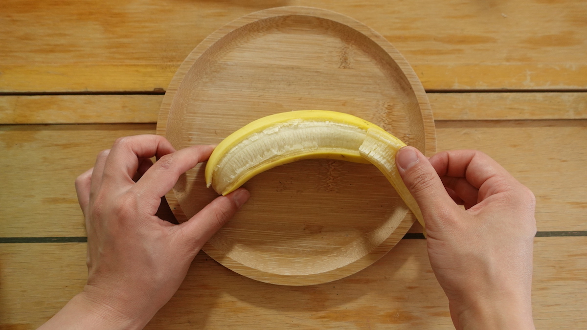 工程1。バナナを片面だけむく。