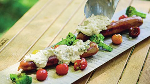 ニッピ×丸大食品コラボ！ロングフランクで楽しむ特級キャンプごはん＜PR＞