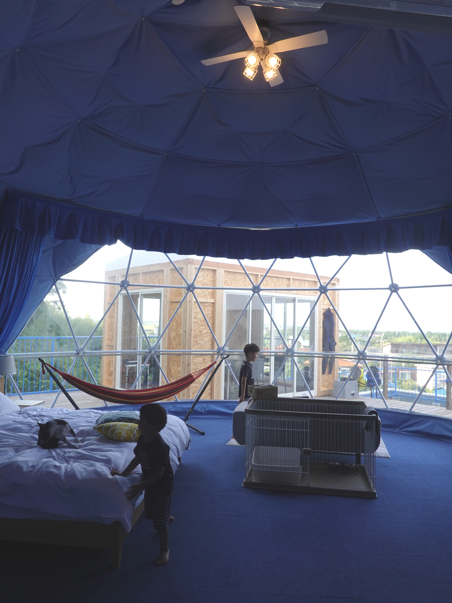 ブルーを基調としたかわいいドーム型テント。直径7メートル、約38平米もある天井高く広々とした空間でした。