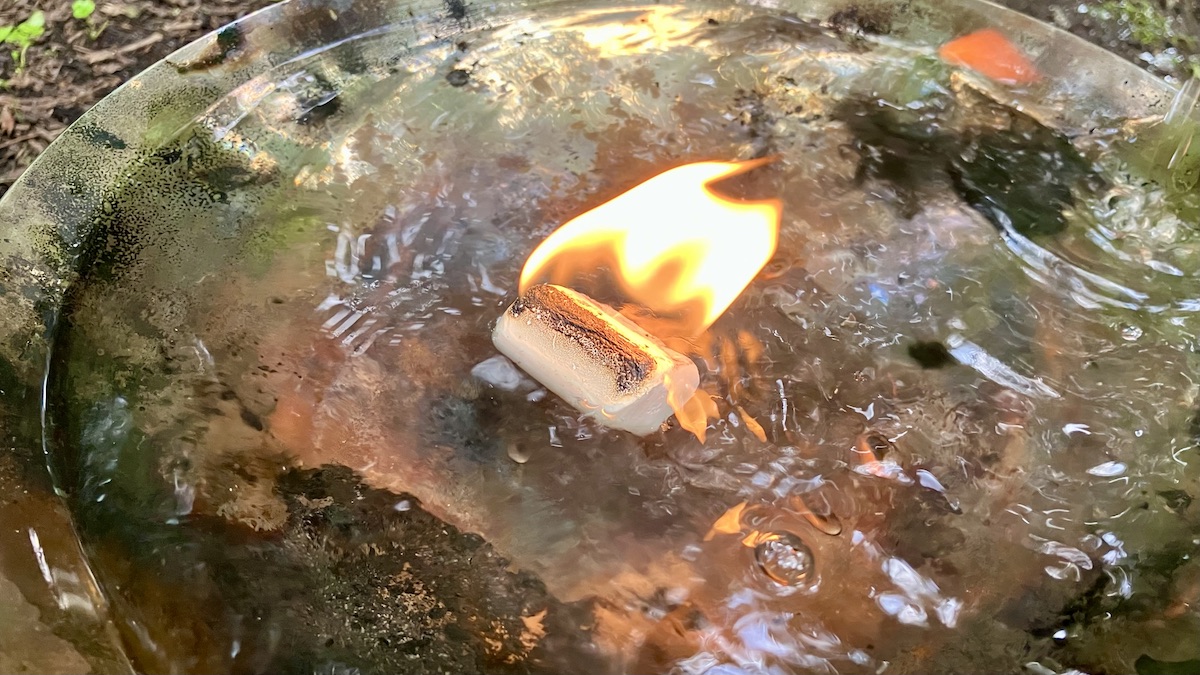 火のついたロゴス「防水ファイアーライター」を水に浮かべている
